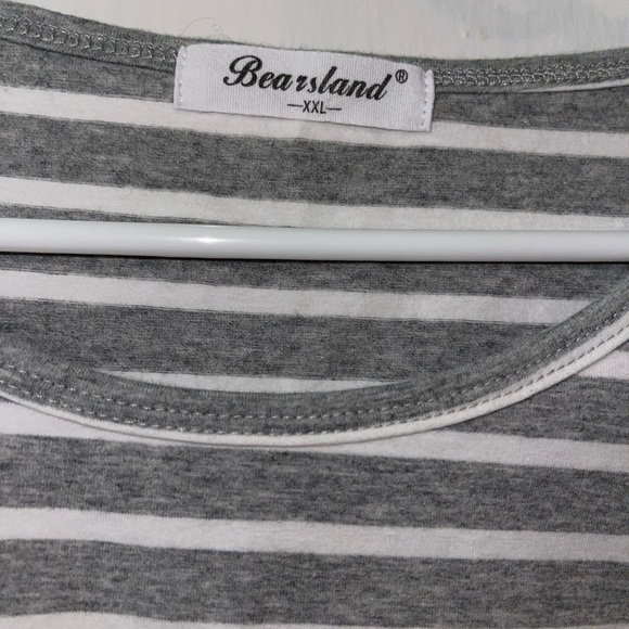 EUC Gray Striped Women's Top With Ruched Sides - Picture 3 of 3